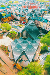 Vue aérienne du centre historique de Rouen avec l’église Jeanne d’Arc et les maisons à colombages, symbole du charme normand et du dynamisme touristique idéal pour la location Airbnb.