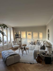 Décoration de salon à Rouen par JOSSE : parquet chevron, tons neutres et lumière naturelle