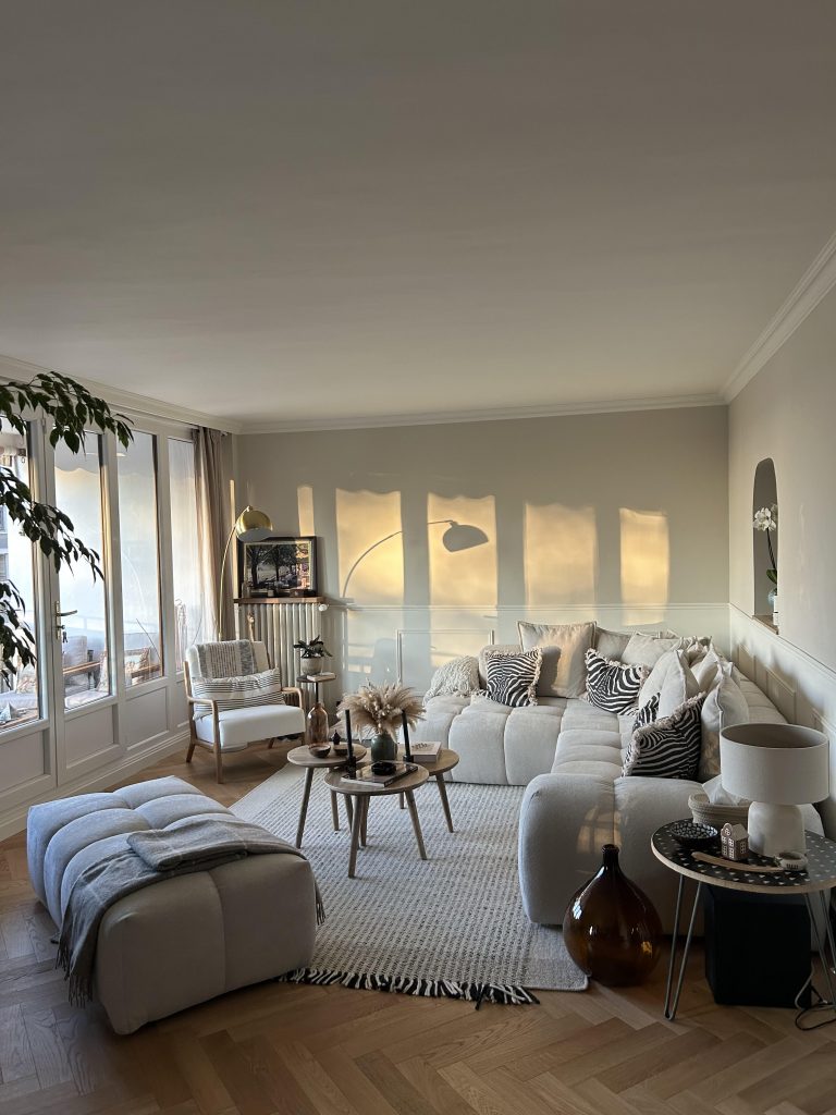 Décoration de salon à Rouen par JOSSE : parquet chevron, tons neutres et lumière naturelle